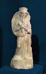 Statuette einer Frau, die eine Doppelflöte spielt, aus Tunesien